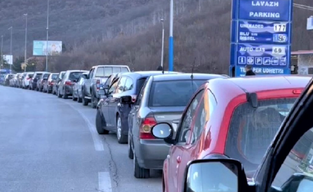 Probleme nga pala shqiptare, rradhe te gjata ne Doganen e Kapshtices